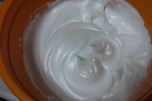 Rulada din albusuri cu crema de cocos si ciocolata