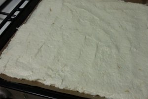 Rulada din albusuri cu crema de cocos si ciocolata