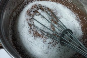 Rulada din albusuri cu crema de cocos si ciocolata