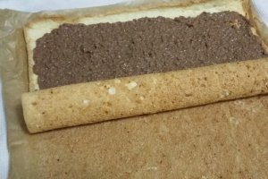 Rulada din albusuri cu crema de cocos si ciocolata