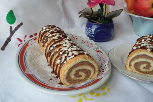 Rulada din albusuri cu crema de cocos si ciocolata