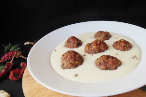Chiftele in sos de branzeturi