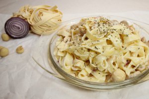 Tagliatelle cu sos alb și ciuperci