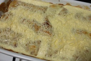 Clatite umplute cu pui si ciuperci, gratinate