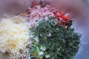 CHEC APERITIV CU PUI, ȘUNCĂ, CIUPERCI ȘI LEGUME