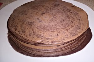 Tort de clatite alb-negru cu crema de cafea