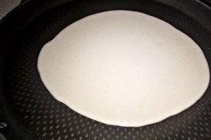 Tort de clatite alb-negru cu crema de cafea