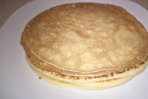 Tort de clatite alb-negru cu crema de cafea