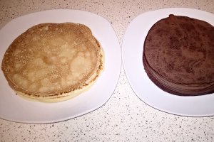 Tort de clatite alb-negru cu crema de cafea