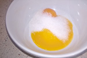 Tort de clatite alb-negru cu crema de cafea