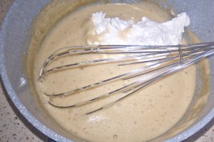 Tort de clatite alb-negru cu crema de cafea