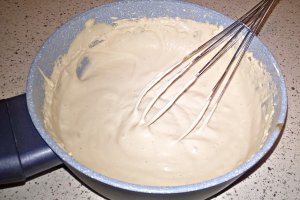 Tort de clatite alb-negru cu crema de cafea
