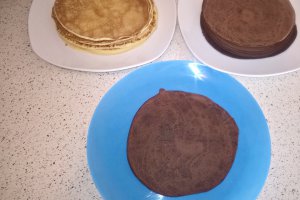 Tort de clatite alb-negru cu crema de cafea