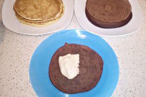 Tort de clatite alb-negru cu crema de cafea