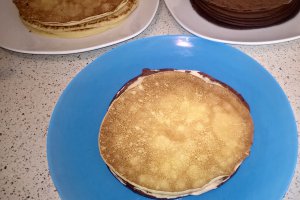 Tort de clatite alb-negru cu crema de cafea