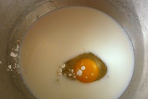 Tort de clatite cu crema de vanilie si dulceata de capsuni