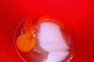 Tort de clatite cu crema de vanilie si dulceata de capsuni