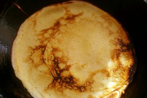 Tort de clatite cu crema de vanilie si dulceata de capsuni