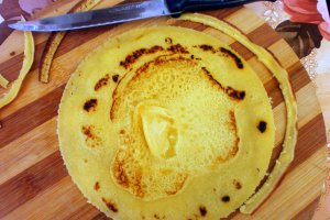 Tort de clatite cu crema de vanilie si dulceata de capsuni