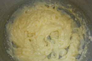 Tort de clatite cu crema de vanilie si dulceata de capsuni