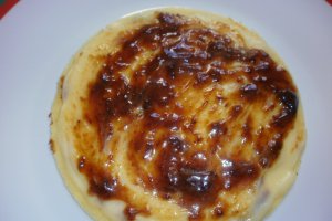 Tort de clatite cu crema de vanilie si dulceata de capsuni