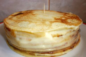 Tort de clatite cu crema de vanilie si dulceata de capsuni