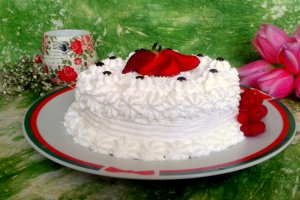 Tort de clatite cu crema de vanilie si dulceata de capsuni
