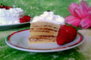 Tort de clatite cu crema de vanilie si dulceata de capsuni