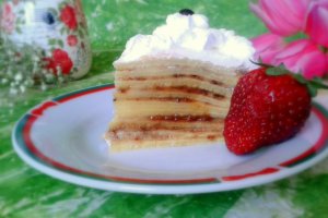 Tort de clatite cu crema de vanilie si dulceata de capsuni