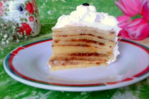 Tort de clatite cu crema de vanilie si dulceata de capsuni