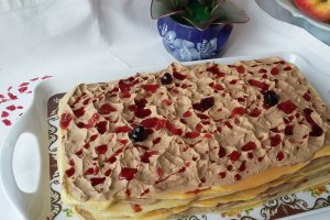 Tort de clatite cu ciocolata si fructe
