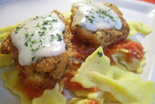 Snitel de pui cu sos de mozzarella