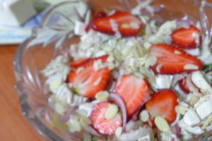 Salata cu capsuni, telemea si migdale