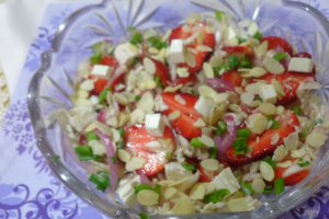 Salata cu capsuni, telemea si migdale