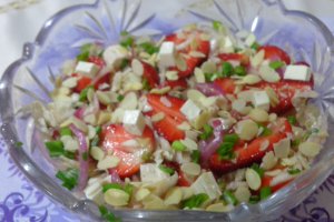 Salata cu capsuni, telemea si migdale