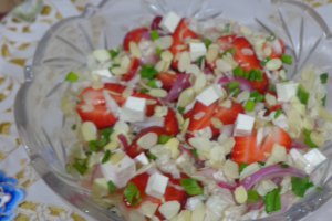 Salata cu capsuni, telemea si migdale