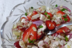Salata cu capsuni, telemea si migdale