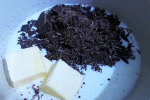 Tort de clatite cu ciocolata si capsuni