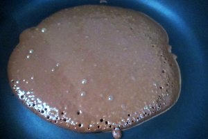 Tort de clatite cu ciocolata si capsuni