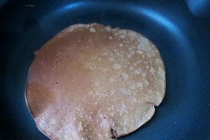 Tort de clatite cu ciocolata si capsuni
