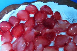 Tort de clatite cu ciocolata si capsuni