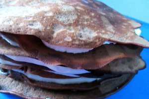 Tort de clatite cu ciocolata si capsuni