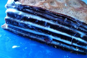 Tort de clatite cu ciocolata si capsuni