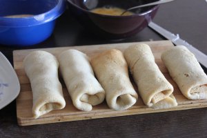 Rulouri de clatite umplute cu cascaval