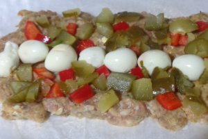 Mini-rulada cu carne si oua de prepelita