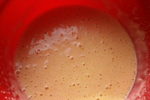 Clatite cu suc de mere si umplutura de mere caramelizate
