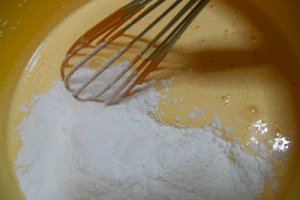 Tort de clatite cu capsuni si crema de vanilie