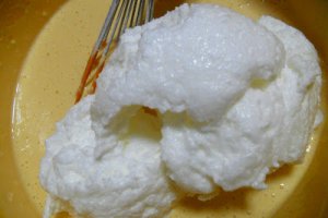 Tort de clatite cu capsuni si crema de vanilie