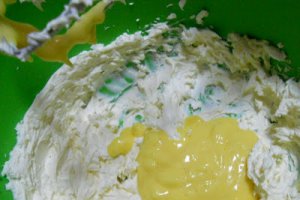 Tort de clatite cu capsuni si crema de vanilie