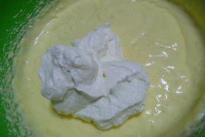 Tort de clatite cu capsuni si crema de vanilie